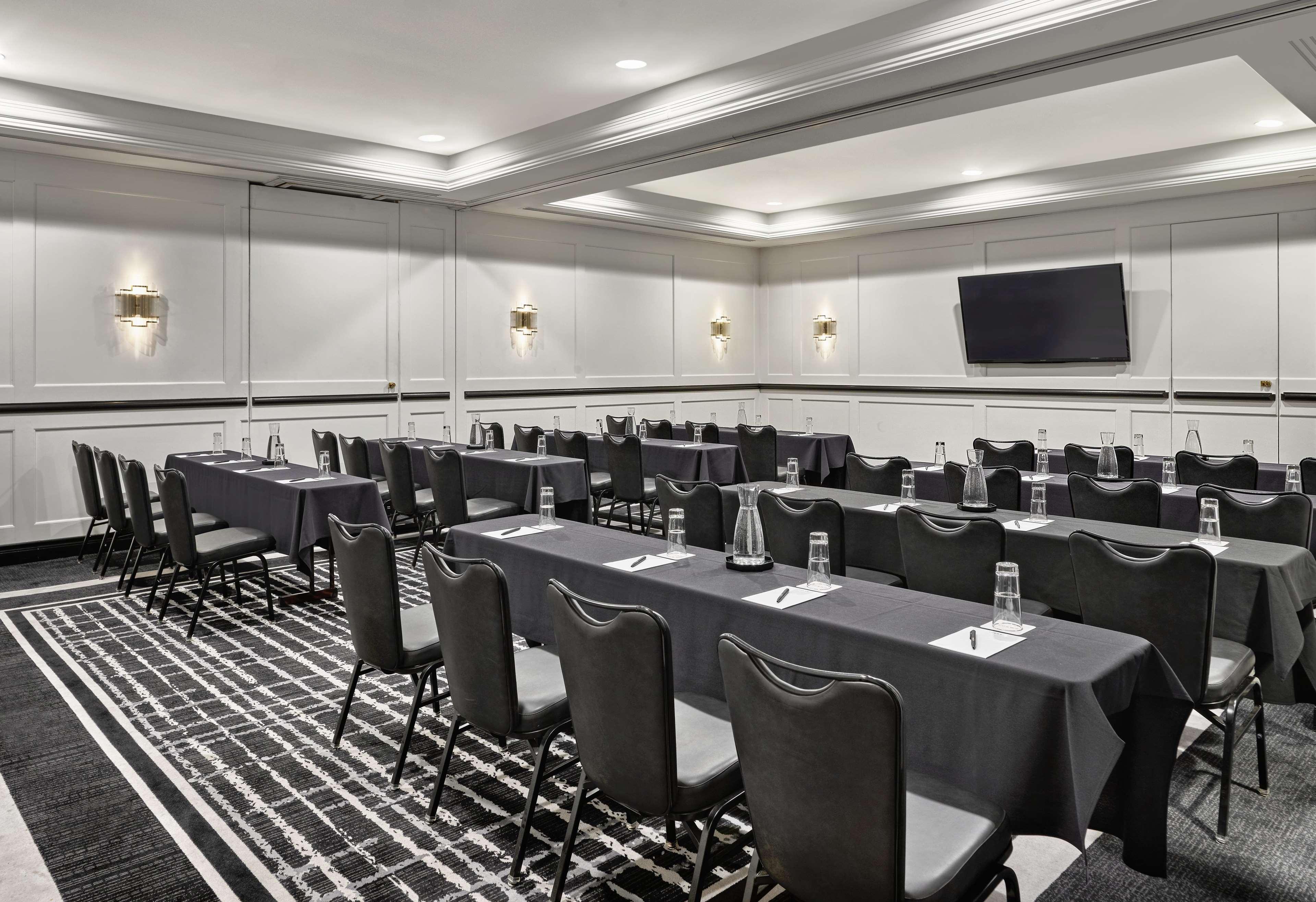 Vogue Hotel Montreal Downtown, Curio Collection By Hilton Exteriör bild