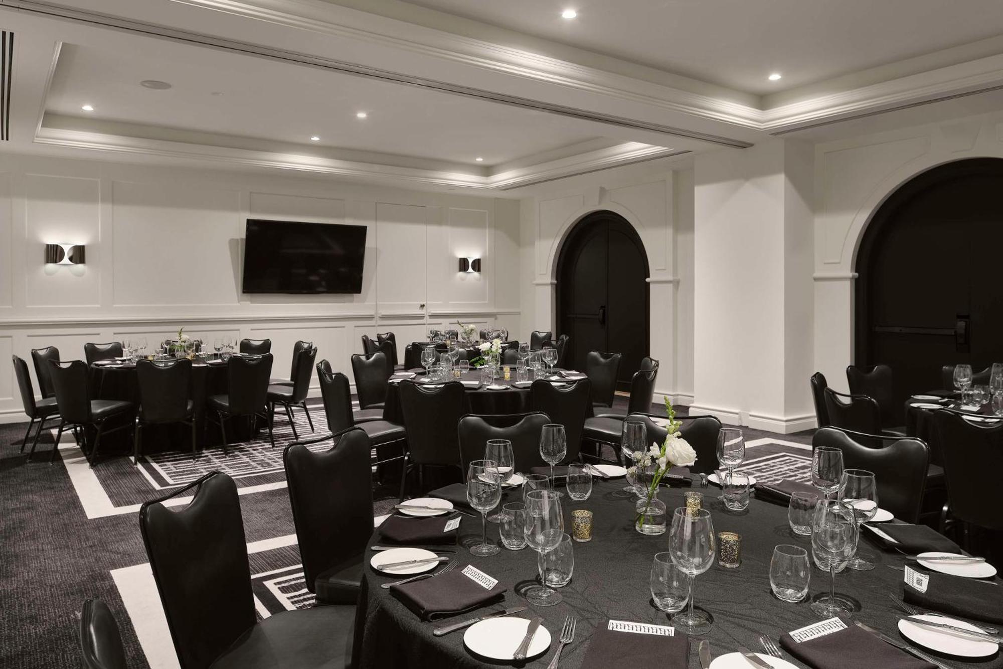 Vogue Hotel Montreal Downtown, Curio Collection By Hilton Exteriör bild