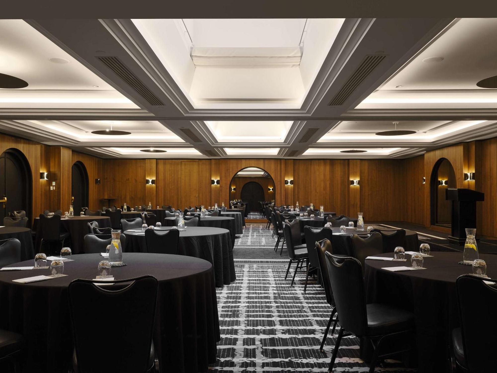 Vogue Hotel Montreal Downtown, Curio Collection By Hilton Exteriör bild