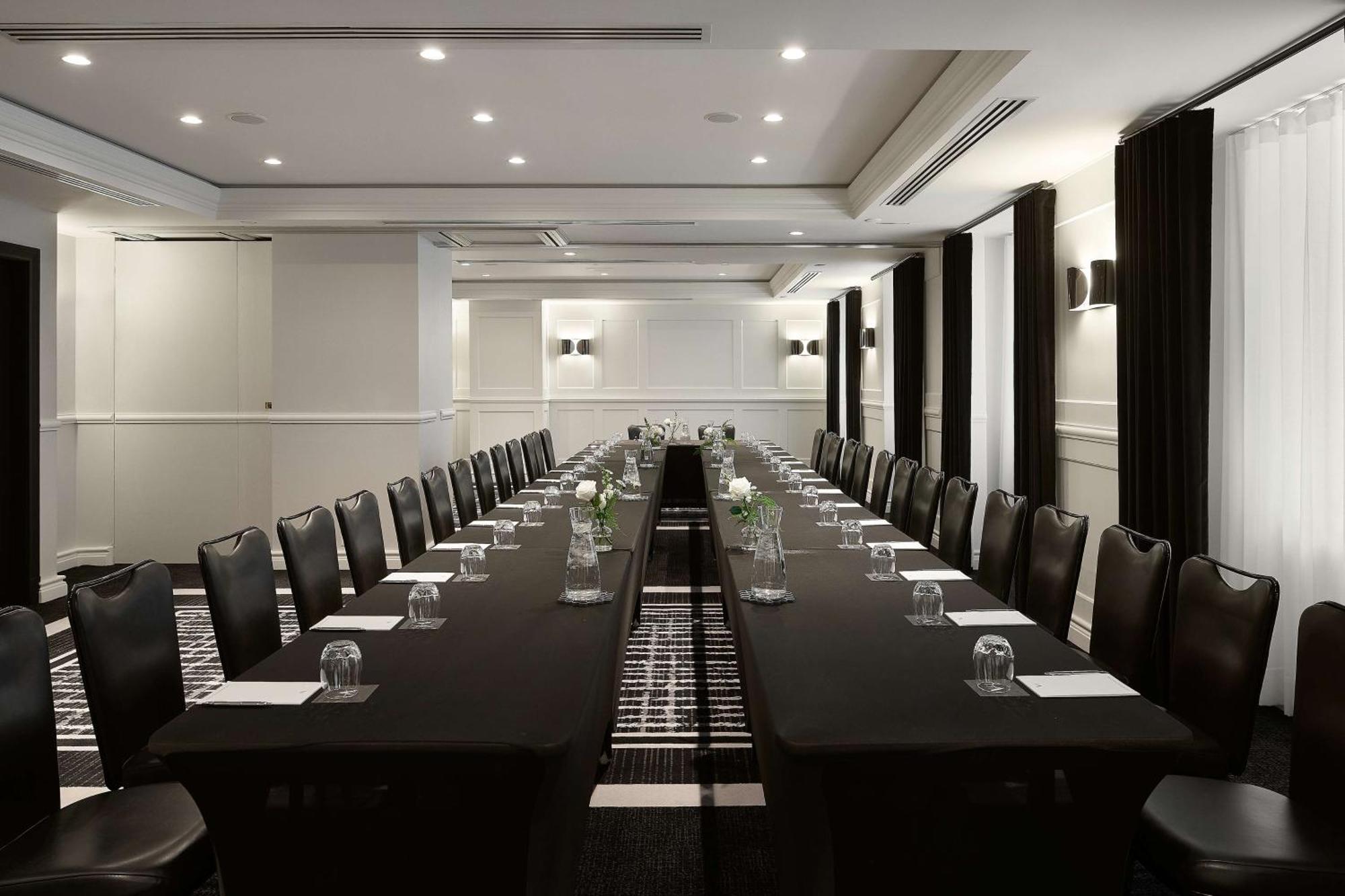 Vogue Hotel Montreal Downtown, Curio Collection By Hilton Exteriör bild