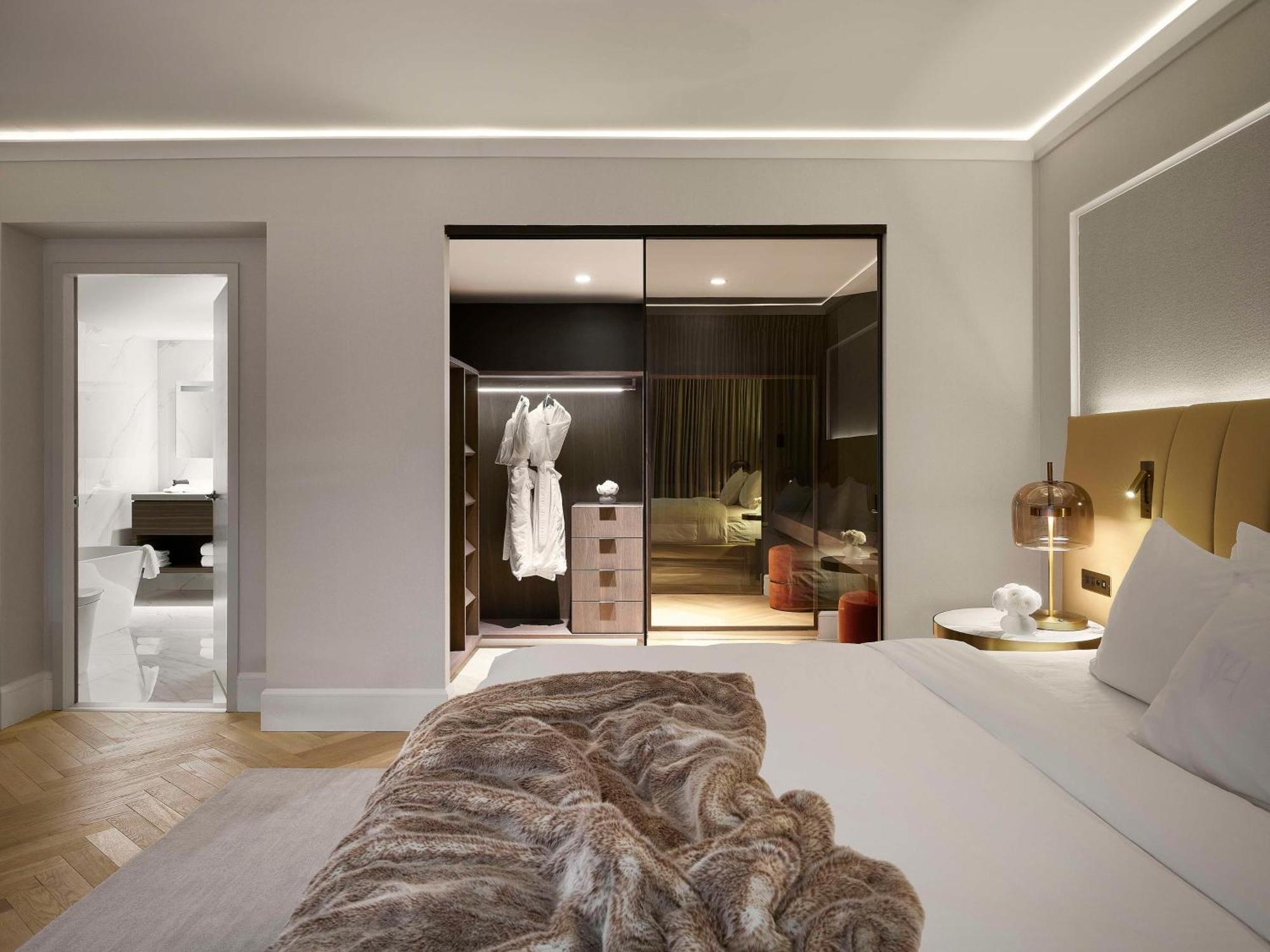 Vogue Hotel Montreal Downtown, Curio Collection By Hilton Exteriör bild